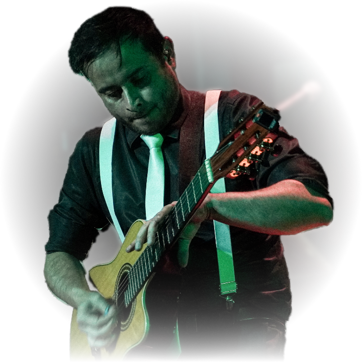 Ney Loor requintista y productor musical del Trío Chulla Vida